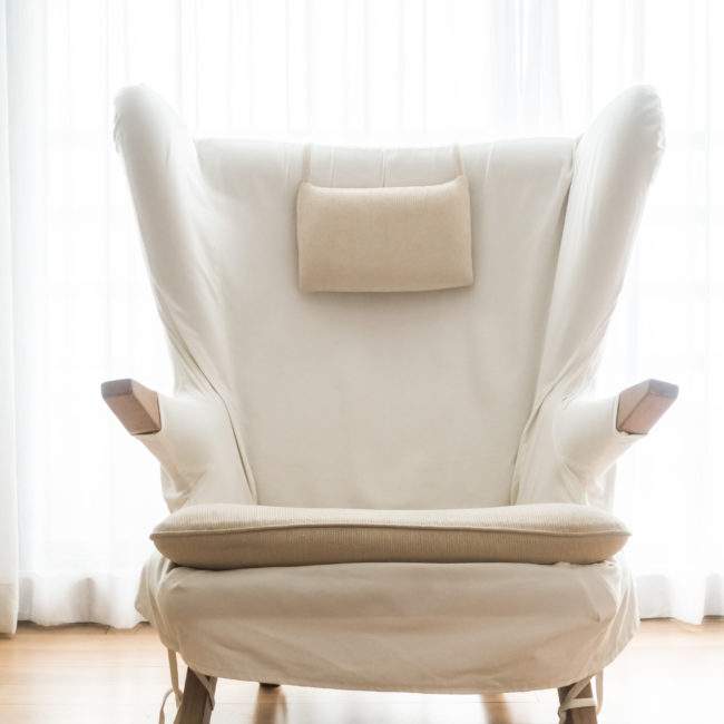 Кресло в белом чехле