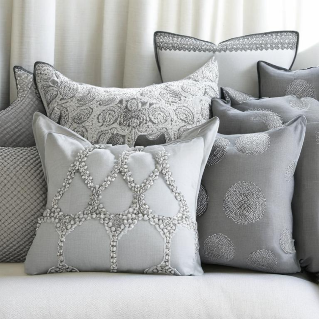 Серые подушки на заказ для дивана, кровати или кресла